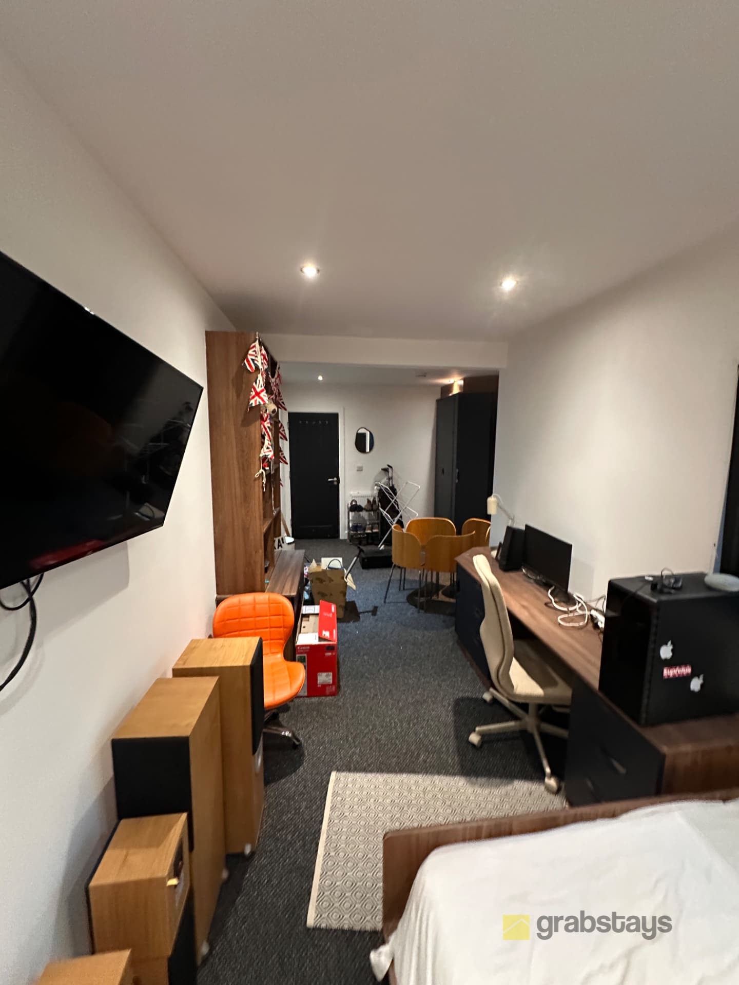 Large en suite room Coventry - Image 2