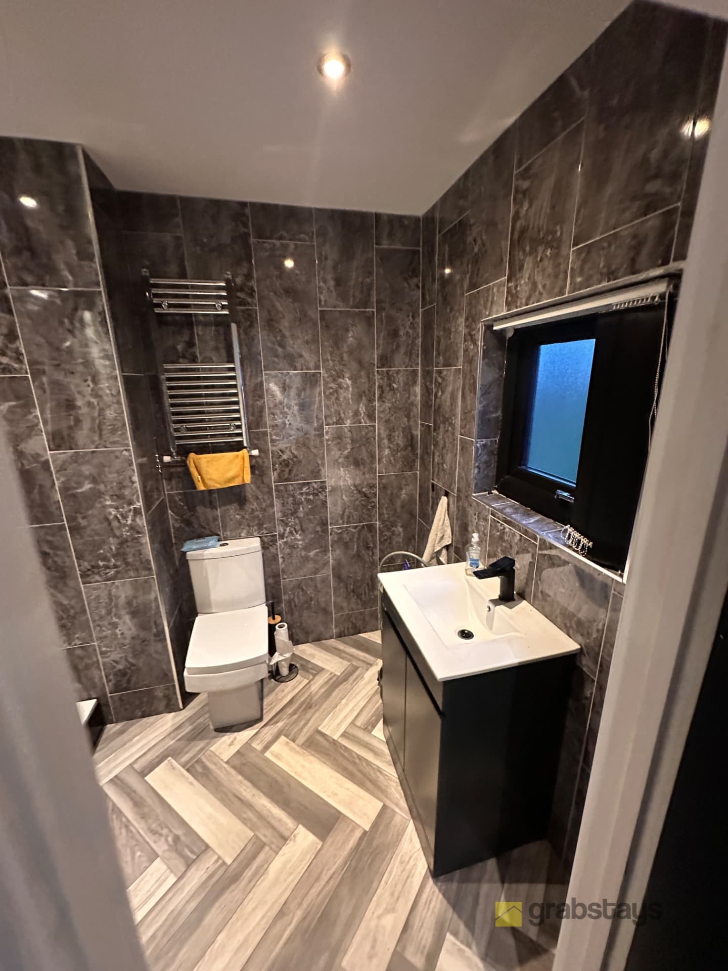 Large en suite room Coventry - Image 4