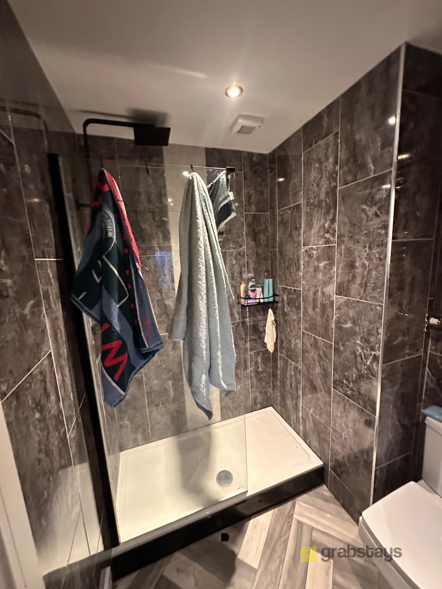 Large en suite room Coventry - Image 5
